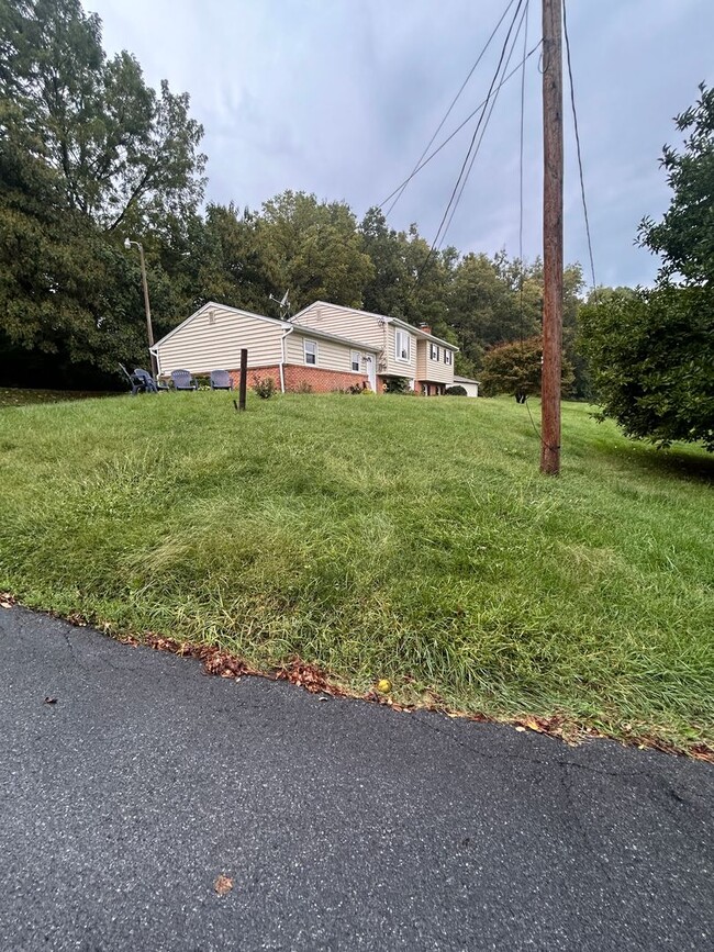 Building Photo - 4-Bedroom, 2-Bathroom Home In Lancaster!