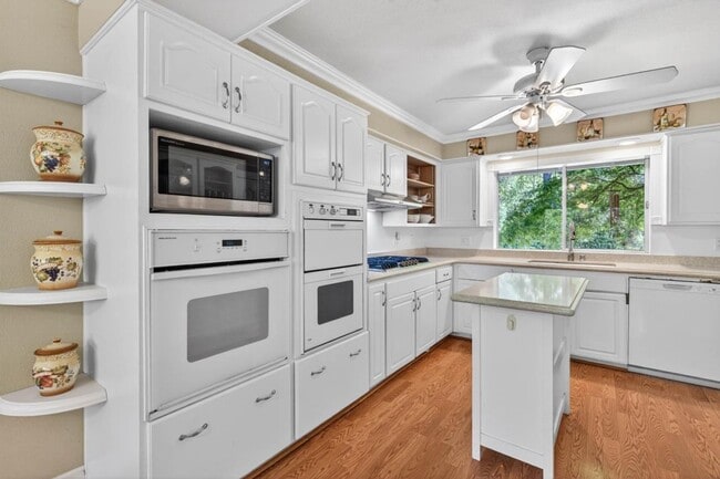 Building Photo - Single Story Home with Sparkling Pool, Large Spacious Lot with Top Schools! Monte Sereno/Los Gato...