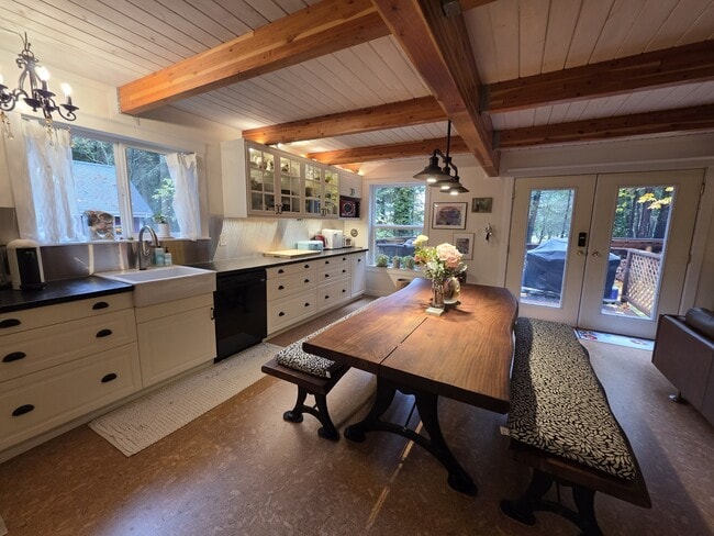 Building Photo - 713 Claire Ln