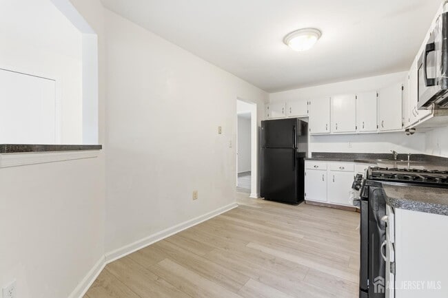 Building Photo - 405 Plymouth Rd