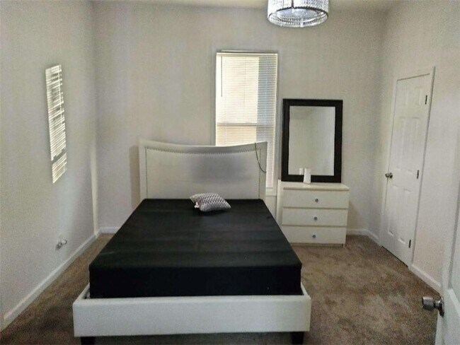 Building Photo - 929 N Grand Ave NW