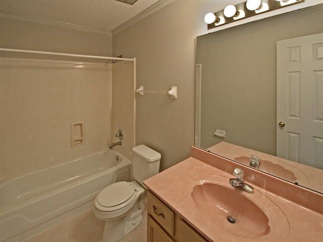 Building Photo - 3 bed, 2 bath in Arlington/Lakeland area