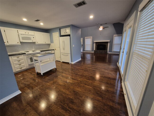 Building Photo - 330 Holiday Ln