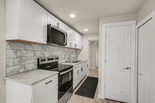 Building Photo - 2 Bedroom Single Family Home*Remodeled* Utilities included in rent!