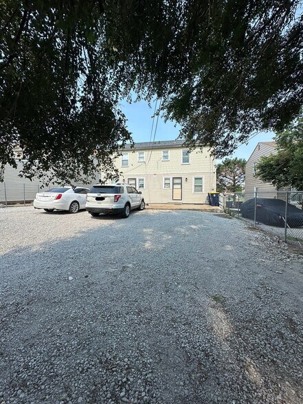 Building Photo - 530 Chelsea Ave
