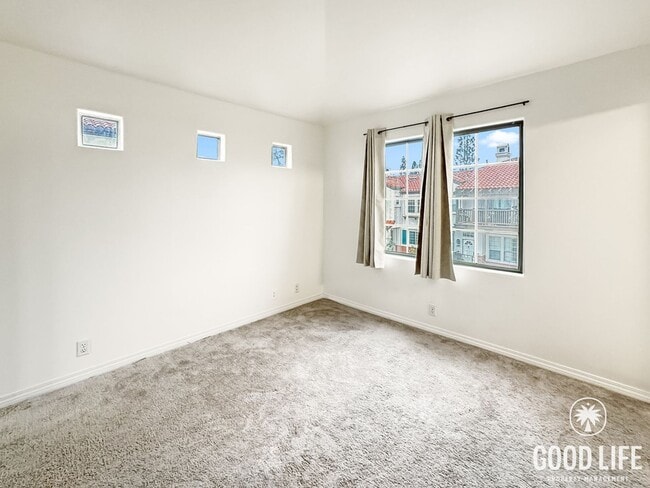 Building Photo - Bright 2Bd/2.5Ba End Unit w/Water/Sewer/Trash Included In Prestigious Tustin Community!