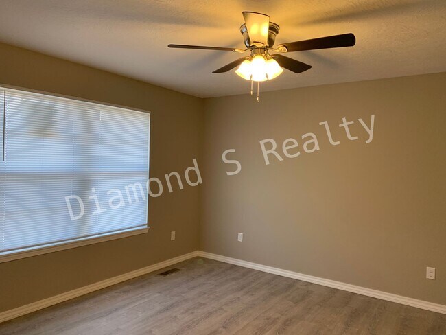 Building Photo - 5 Bedroom Home Located in Ozark!