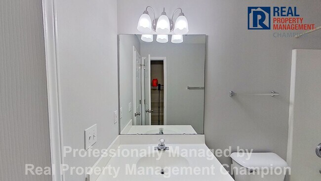 Building Photo - Ground Level Condo with Community Pool