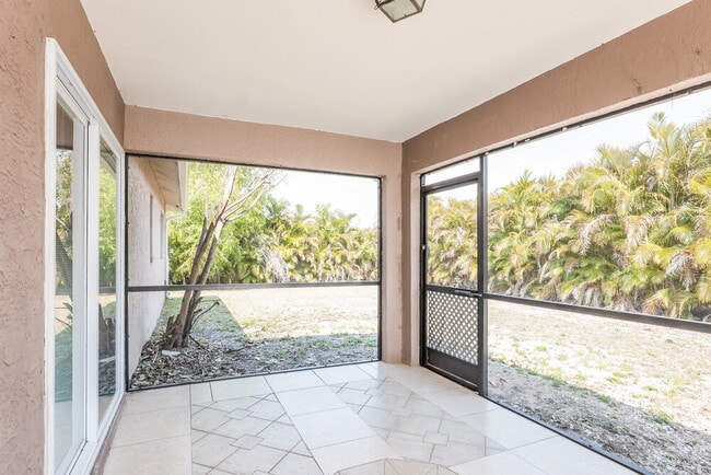 Building Photo - 811 SW 14th Pl