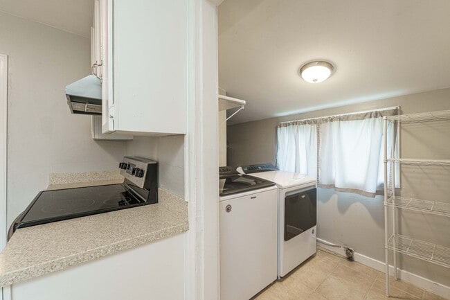 Building Photo - 2 Bedroom 1 Bath SIngle Family Home With L...
