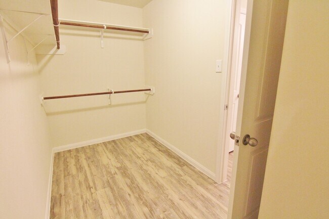 Building Photo - 11 Leisure Shore Ct