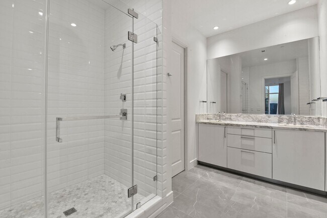 Building Photo - Stunning high rise unit in the affluent River Oaks District!