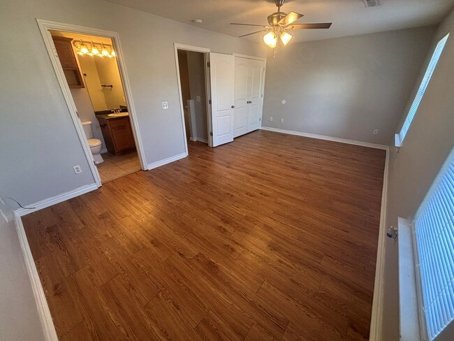 Building Photo - COMING SOON!! 3 Bedroom Duplex in Farmington!