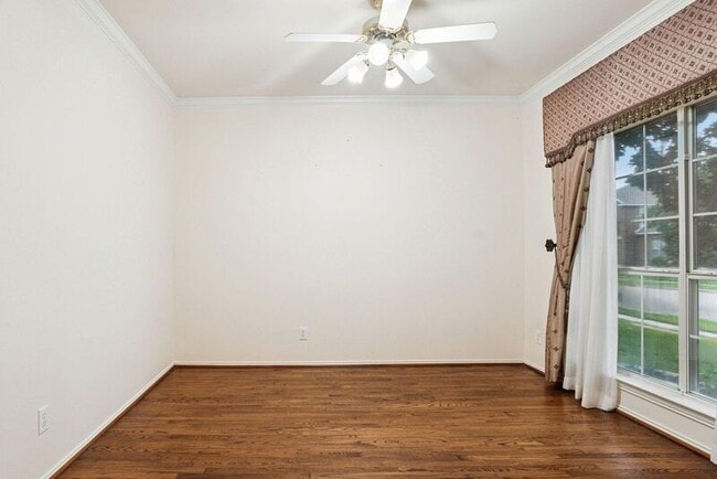 Building Photo - 2036 Camelot Dr