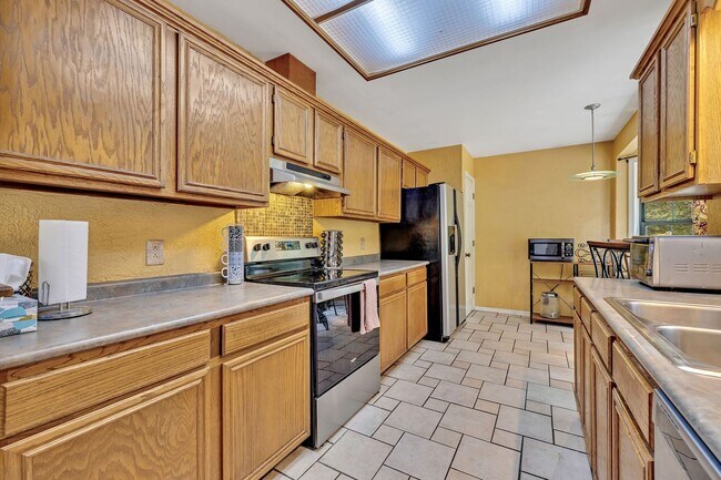 Building Photo - 3 bedroom/2 bathroom Home