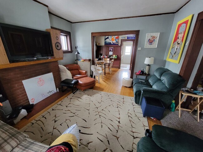 Building Photo - AVAILABLE JUNE -  4 Bed 1 Bath Townhome