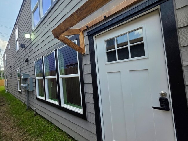 Building Photo - ? Stunning Duplex with Garage & Modern Fin...