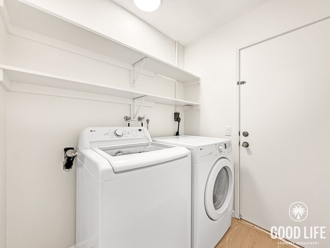 Building Photo - Freshly Remodeled 3B/2BA W/ Fenced Yard & Attached Garage!