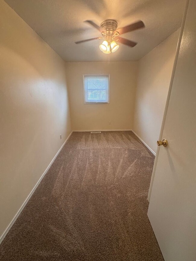 Building Photo - 3504 Oakview Dr