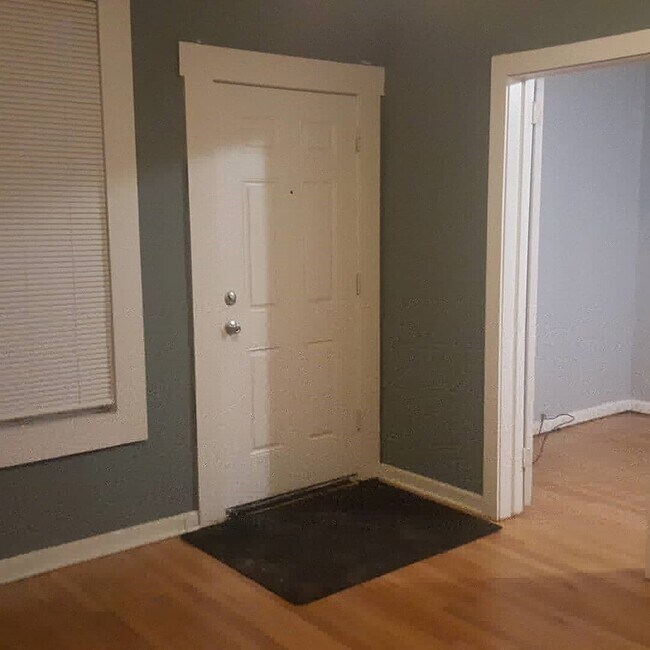 Clean sunlit 2 bedroom - 3418 W Armitage Ave