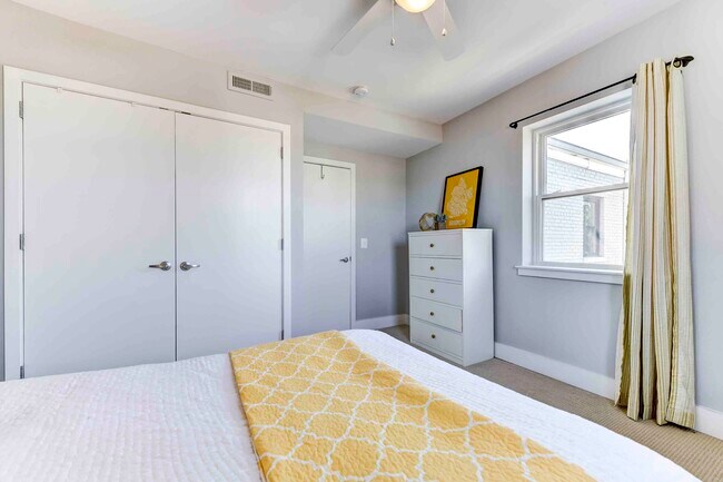 Building Photo - 809 Otis Pl NW