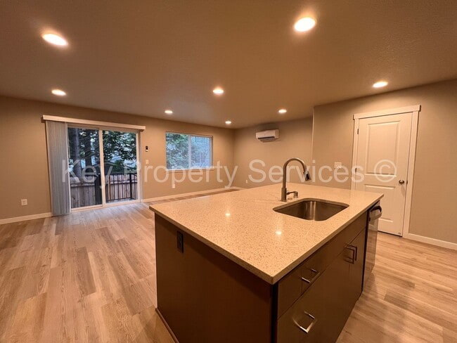 Building Photo - Spacious Townhome in Central Vancouver Location!