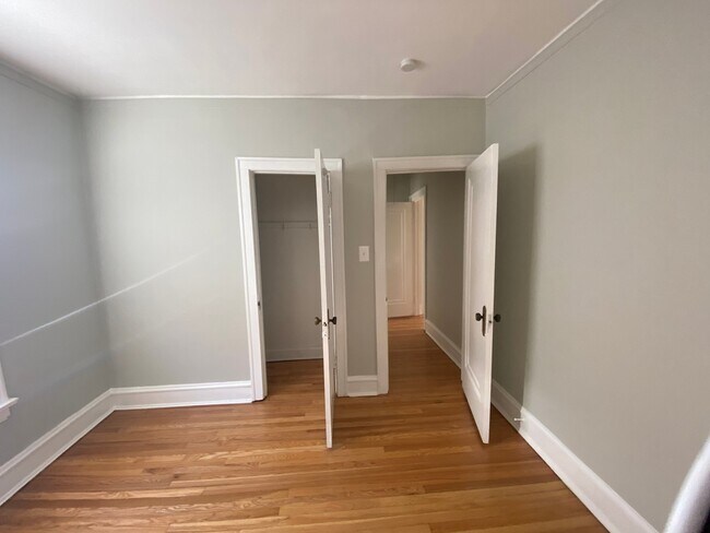 Building Photo - 534 Hinman Ave
