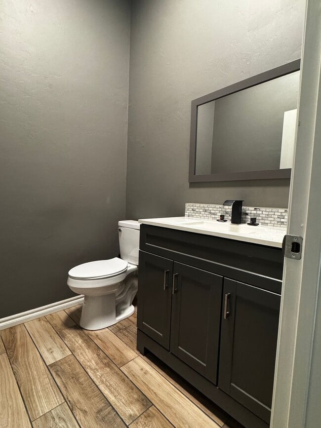 Building Photo - 501 Oak Ave