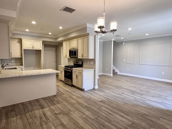 Building Photo - Beautiful remodeled 3 bedroom townhome in ...