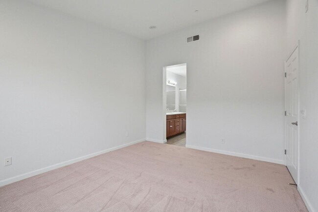 Building Photo - Spacious 2BR/2BA End-Unit Condo for rent in Warm Springs – Montebello Community