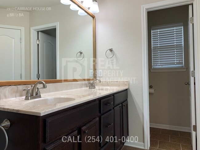 Building Photo - 1917 Carriage House Dr