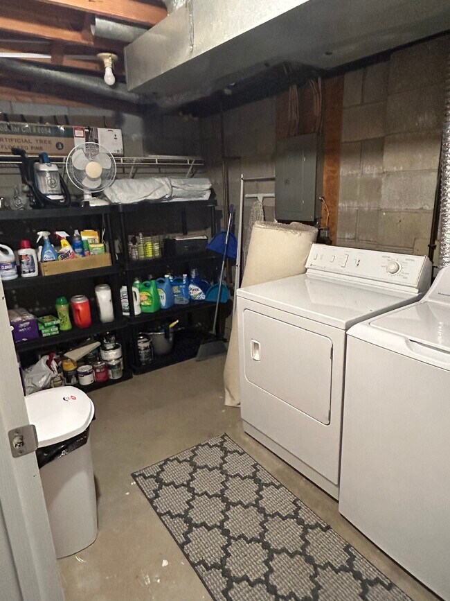 Building Photo - 4945 Singleton Dr