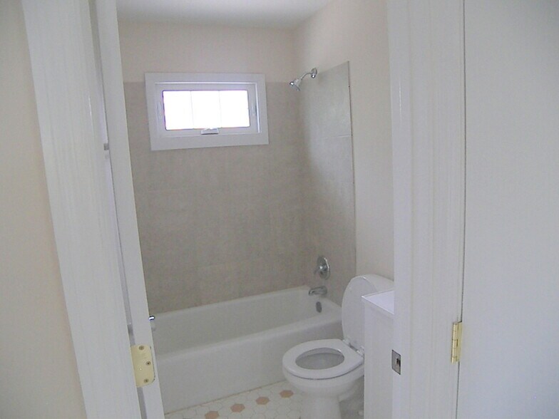 Building Photo - 7600 E Oakridge Cir