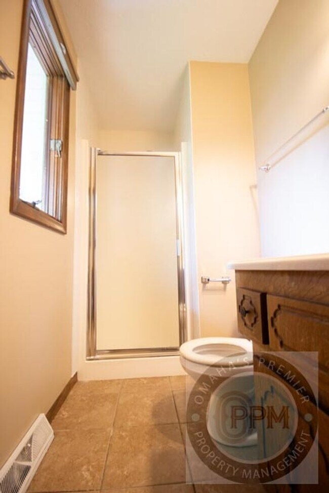 Building Photo - Spacious 3 Bed 3 Bath House