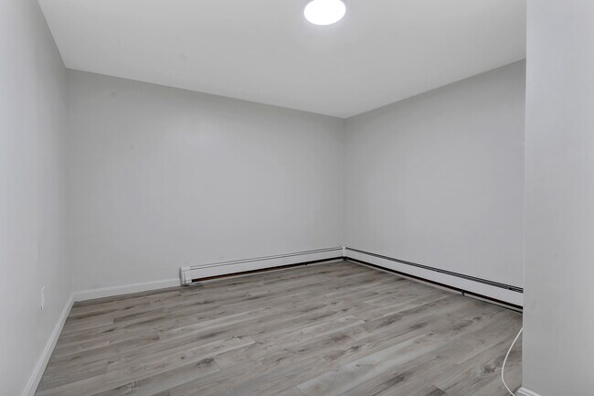 Building Photo - 107 Roosevelt St