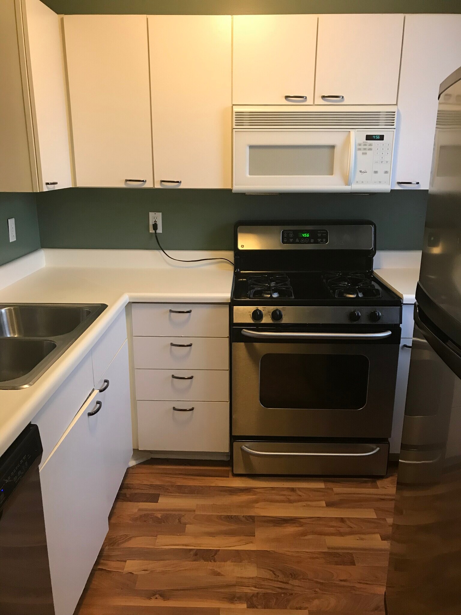 Kitchen with appliances - 206 Macfalls Way