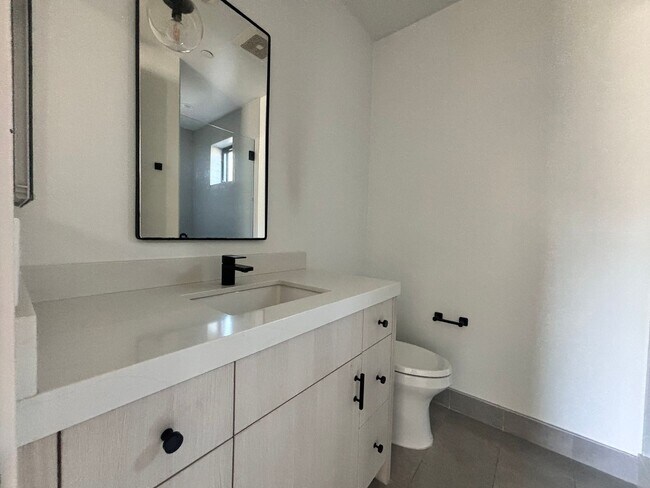 Building Photo - Luxury Living in the Heart of Downtown Encinitas