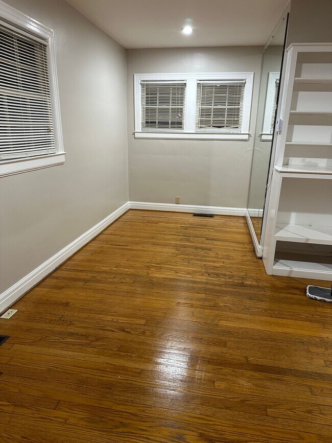 Building Photo - Coming Soon! Charming 1 BR House, 6 min from UK! New Flooring & Paint, Fenced Backyard, Pets Ok!