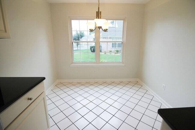 Building Photo - Maintenance free 2 bed and 2 bath condo in award winning golf course community of Kiln Creek