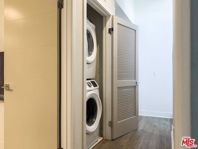 Building Photo - 2111 N Cahuenga Blvd