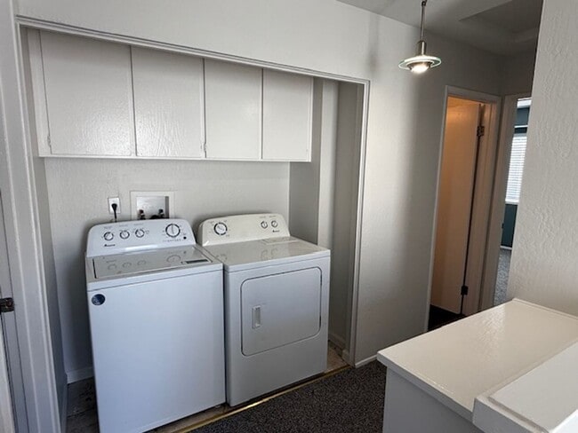 Building Photo - 3-Bedroom Hilltop Village Home w/ Bonus Am...