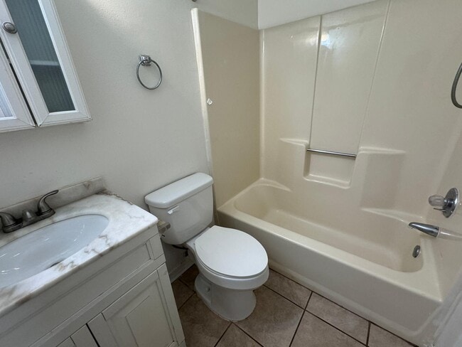 Building Photo - 207 Pinoak Ct W