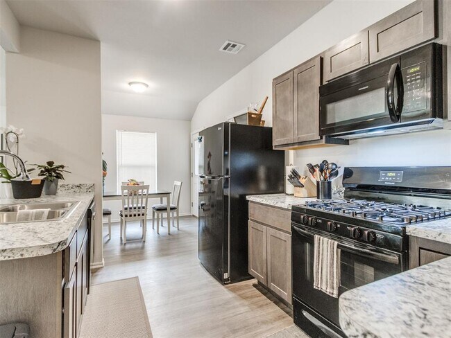 Building Photo - 823 Highgarden Cir