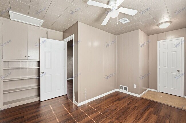 Building Photo - 3130 S Llewellyn Ave