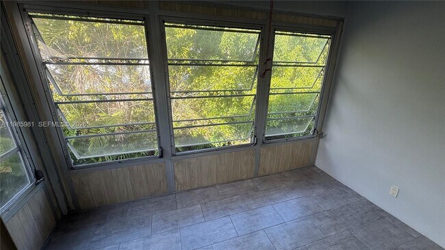 Building Photo - 2115 NE 42nd Ct