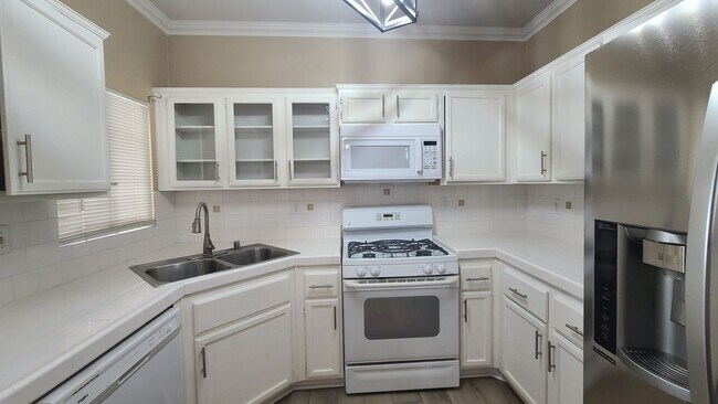 Building Photo - Upstairs 3 Bedroom condo