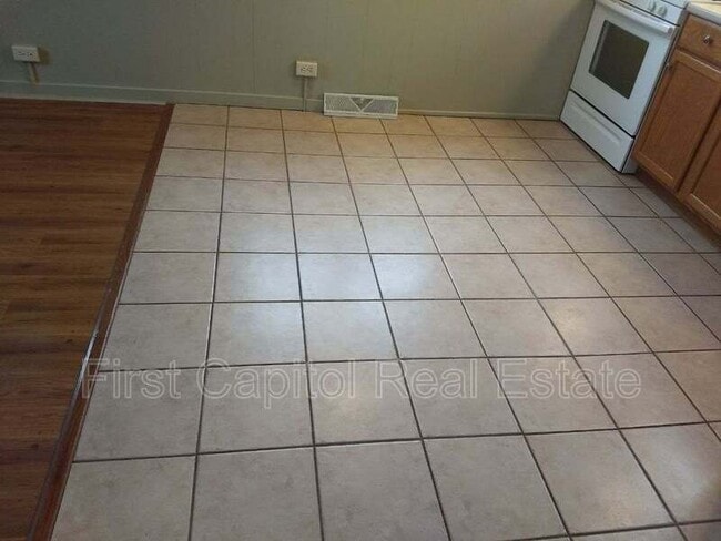 Building Photo - 132 N Main St