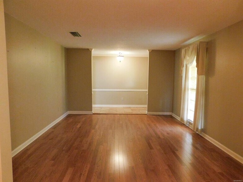 Building Photo - 212 Davors Dr