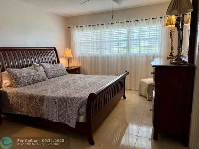 Building Photo - 3250 N Palm Aire Dr