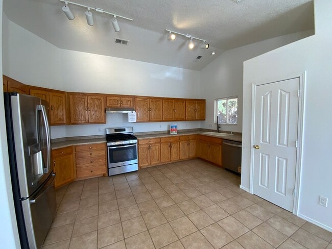 Building Photo - 3 Bedroom Single Story Home Available Near...